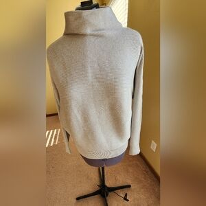 Silver  white  Sweater  Size  XL Tahari Stretch Lurex Metallic